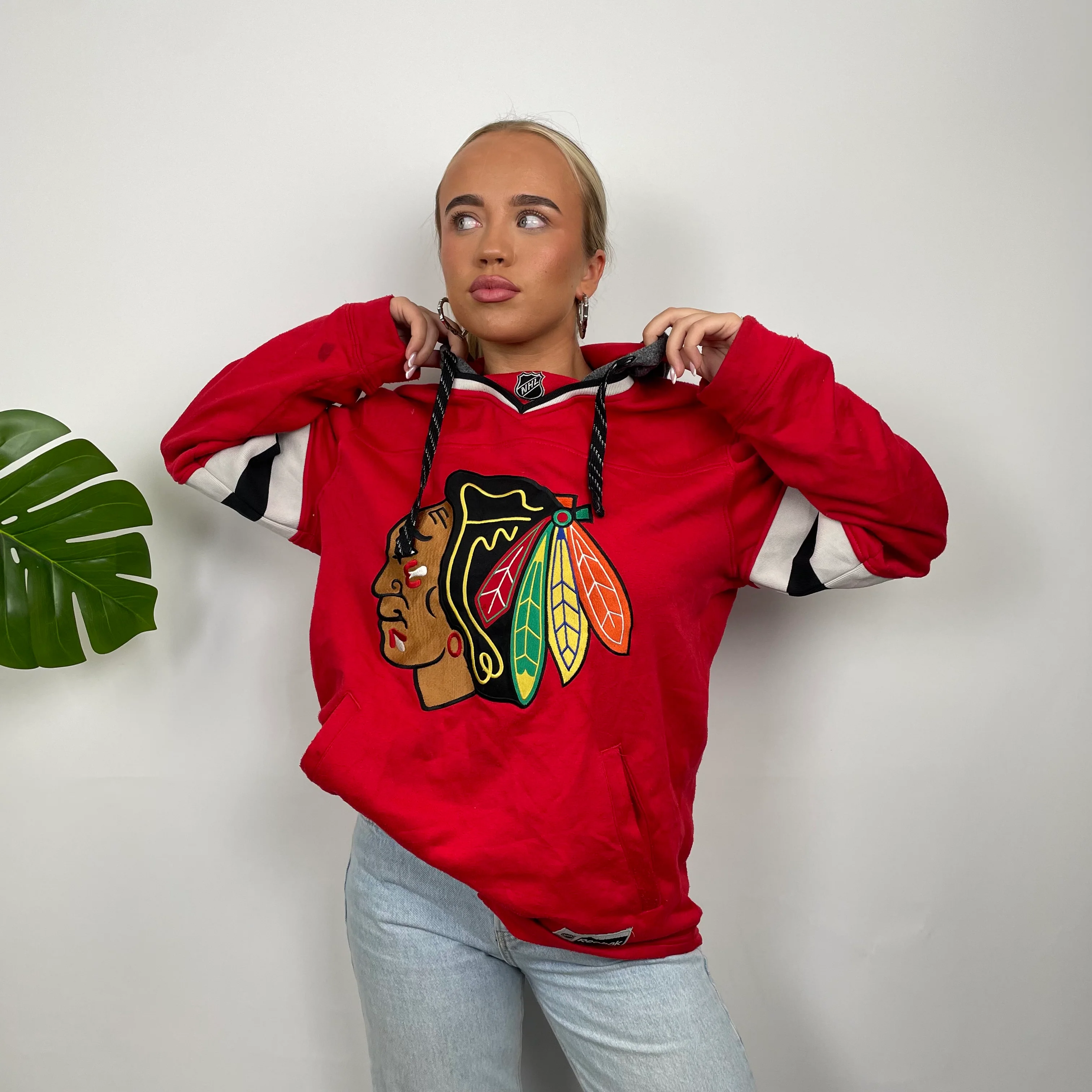 Chicago Black Hawks NHL Red  Embroidered Spell Out Hoodie (M) - Image 3
