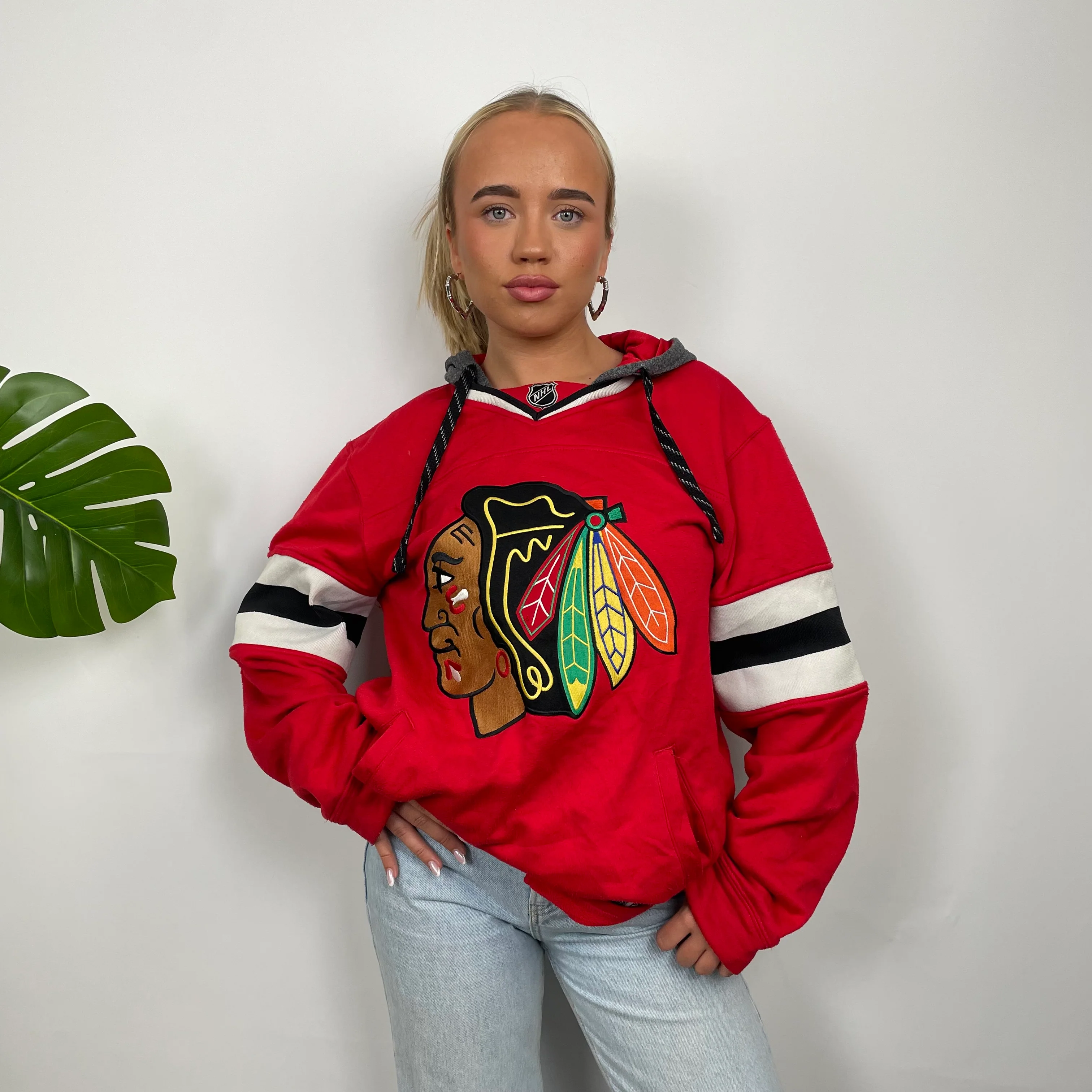 Chicago Black Hawks NHL Red  Embroidered Spell Out Hoodie (M) - Image 5