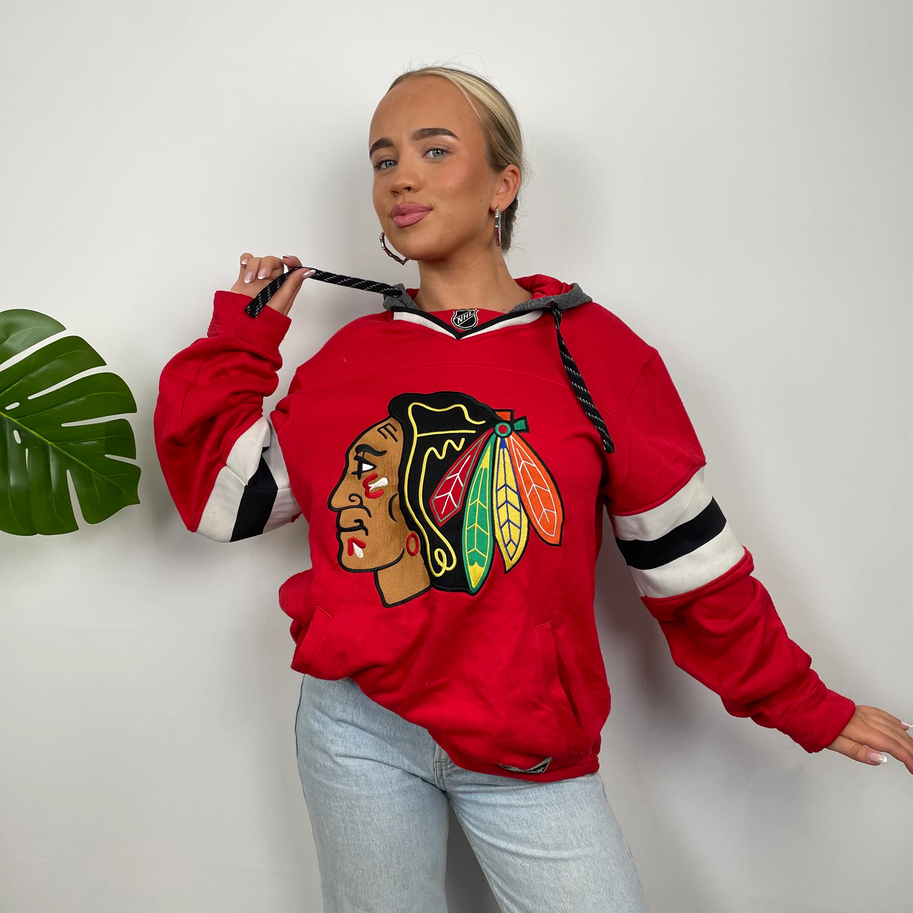 Chicago Black Hawks NHL Red  Embroidered Spell Out Hoodie (M) - Image 6