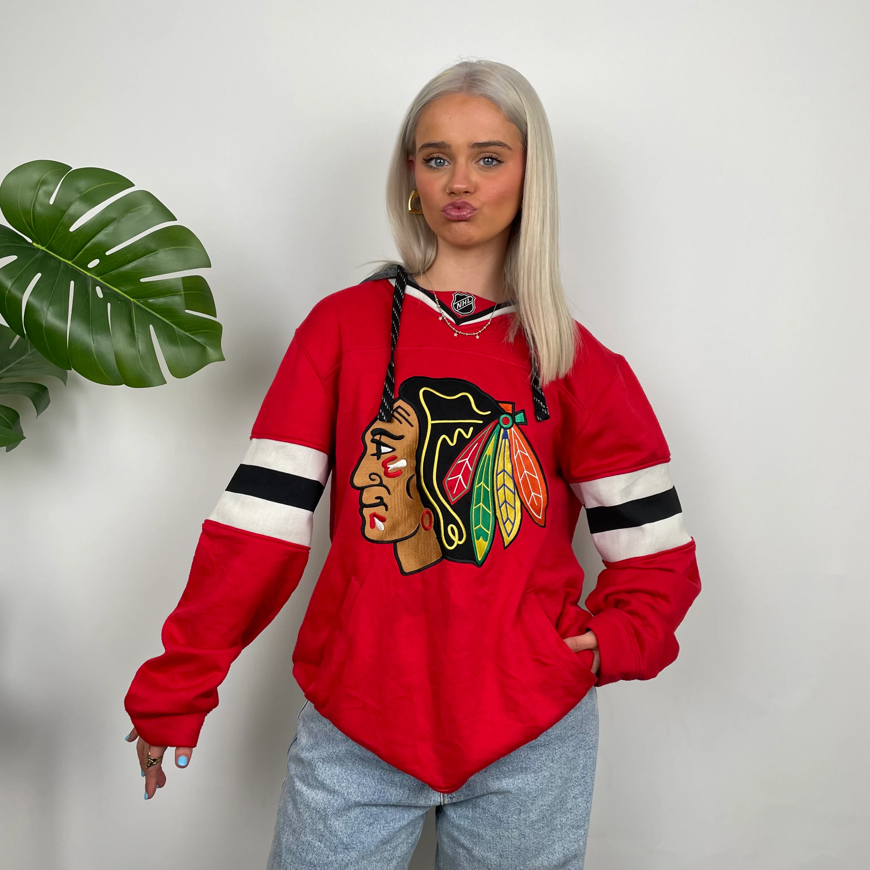 Chicago Black Hawks NHL Red  Embroidered Spell Out Hoodie (M) - Image 3