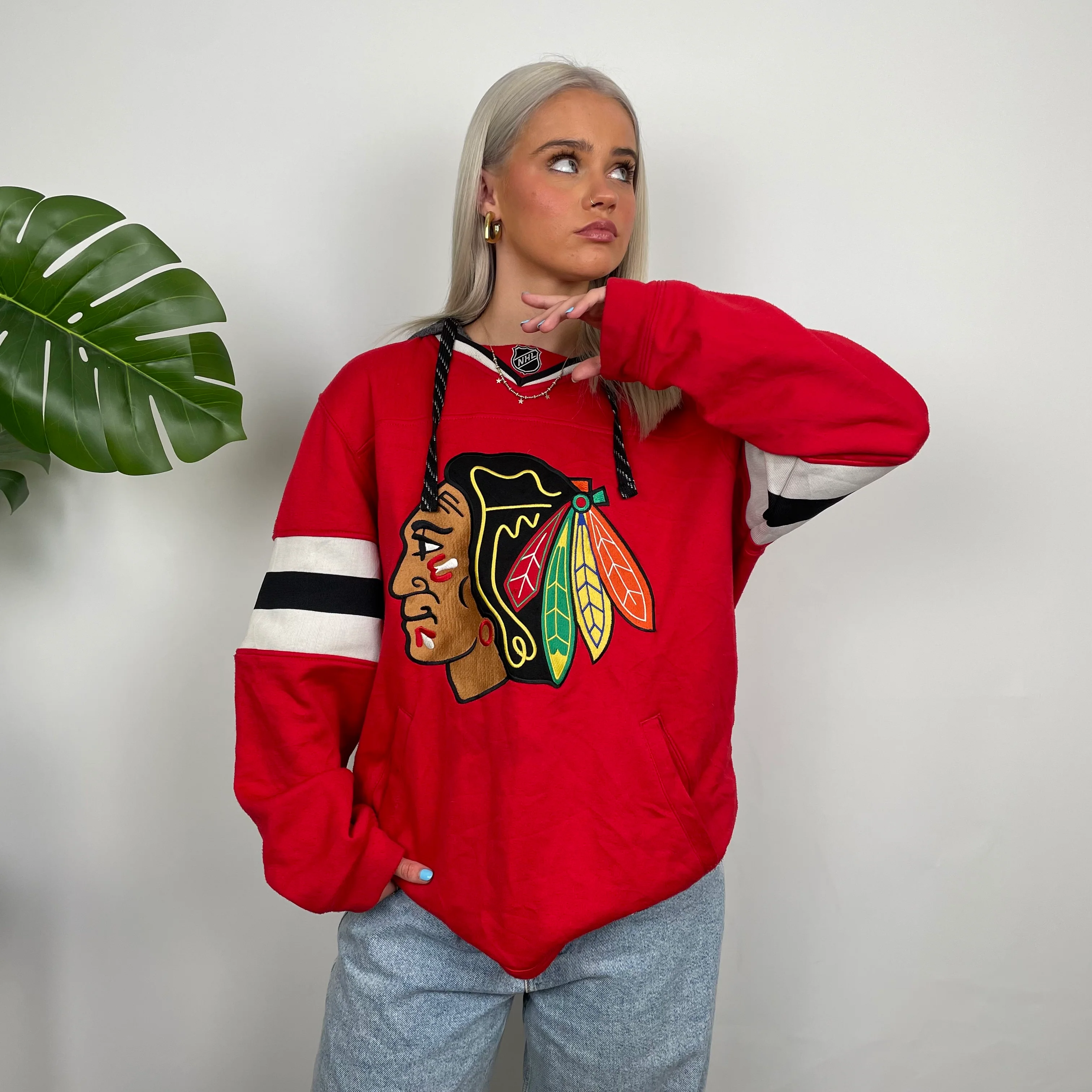 Chicago Black Hawks NHL Red  Embroidered Spell Out Hoodie (M) - Image 4