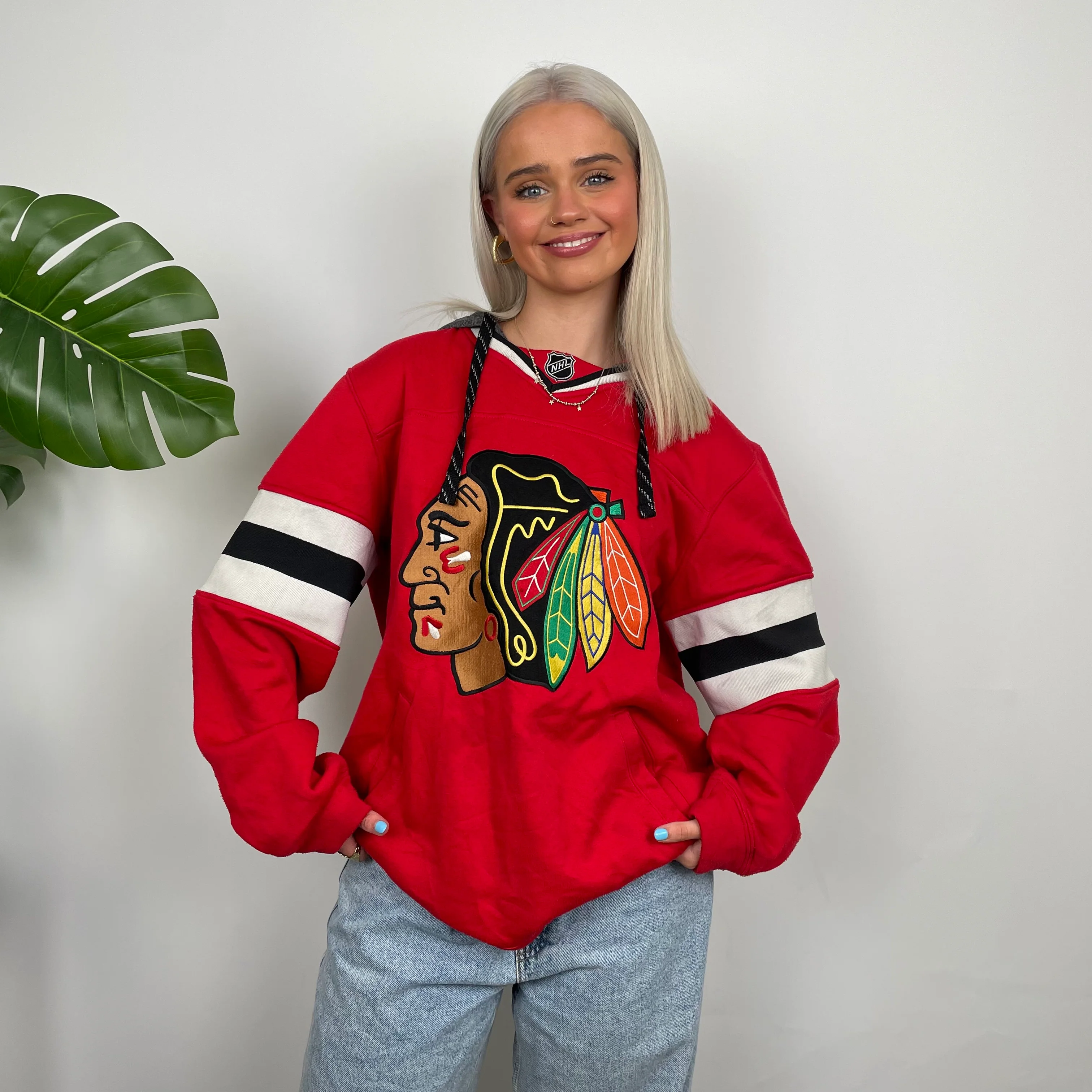 Chicago Black Hawks NHL Red  Embroidered Spell Out Hoodie (M) - Image 5