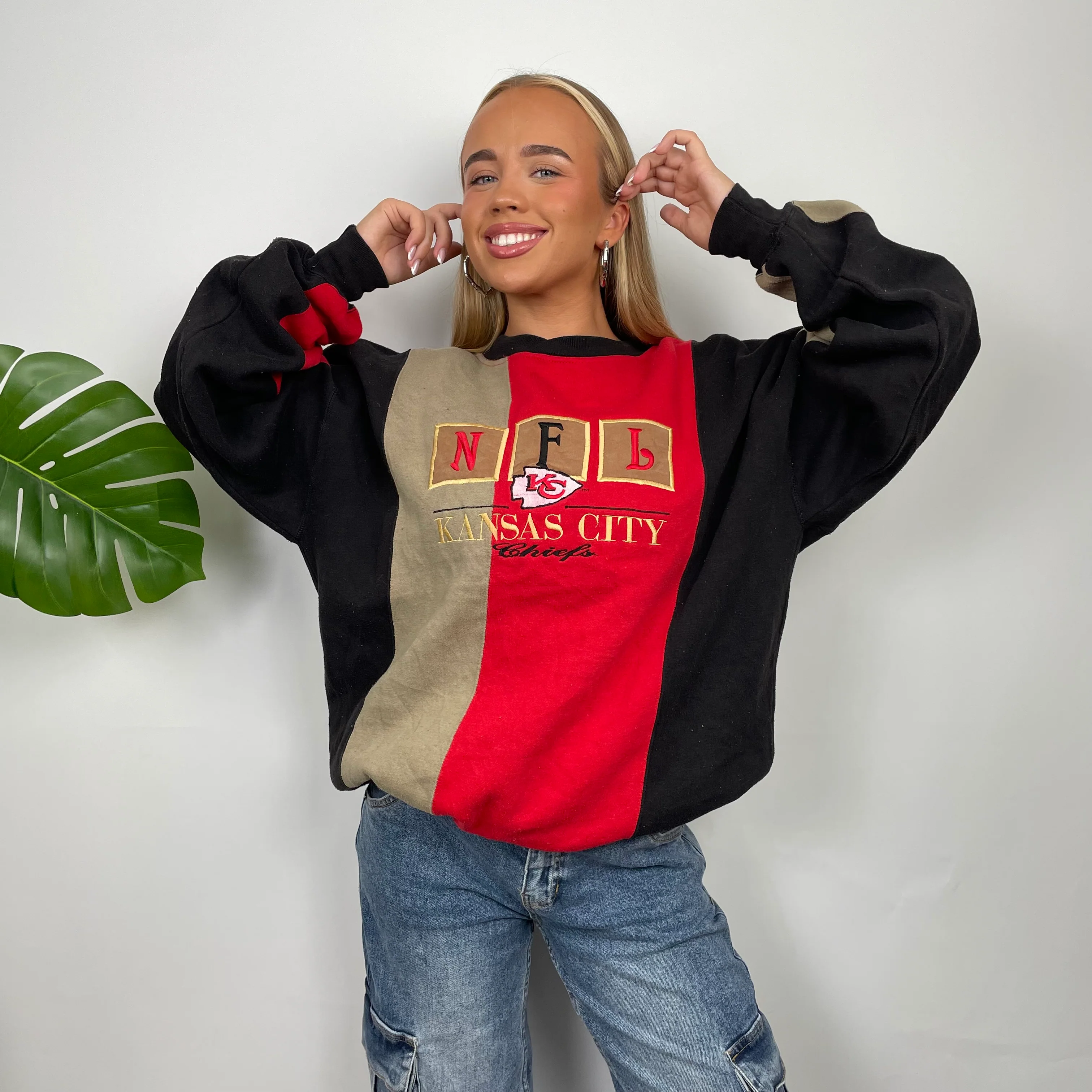 NFL Kansas City Chiefs Embroidered Spell Out Sweatshirt (L) - Image 3