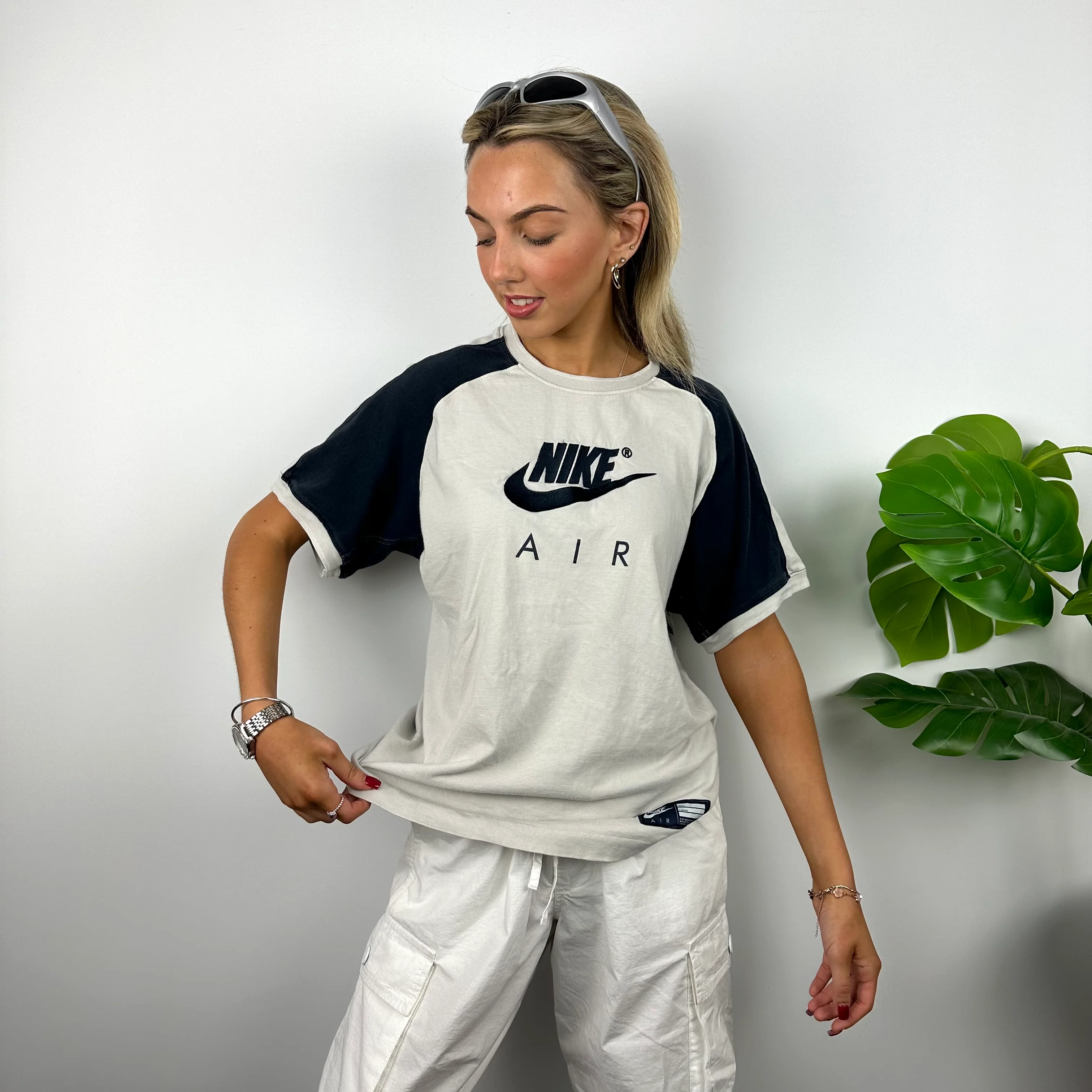 Nike Air White Embroidered Spell Out T Shirt (M) - Image 3