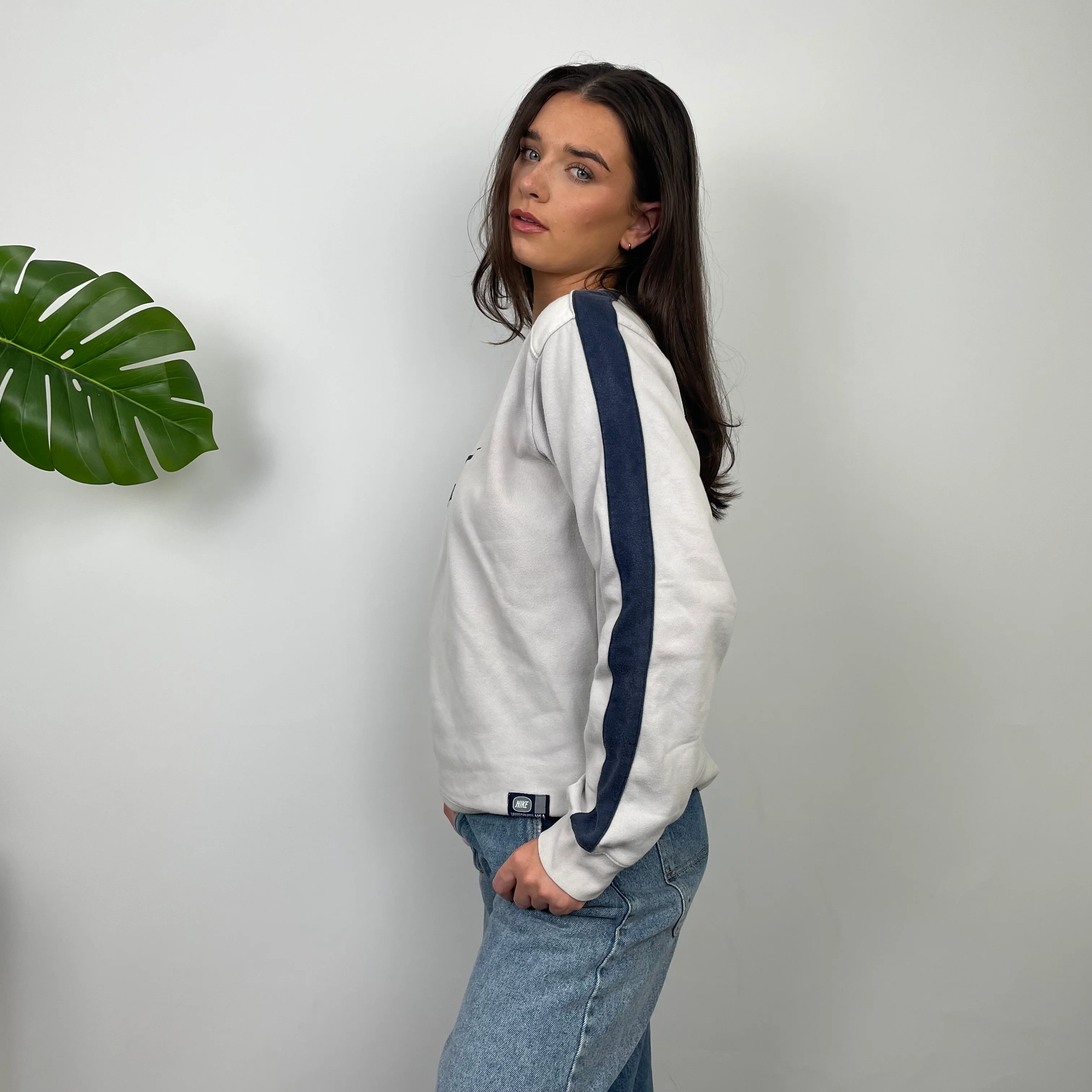 Nike Light Grey Embroidered Spell Out Sweatshirt (M) - Image 5