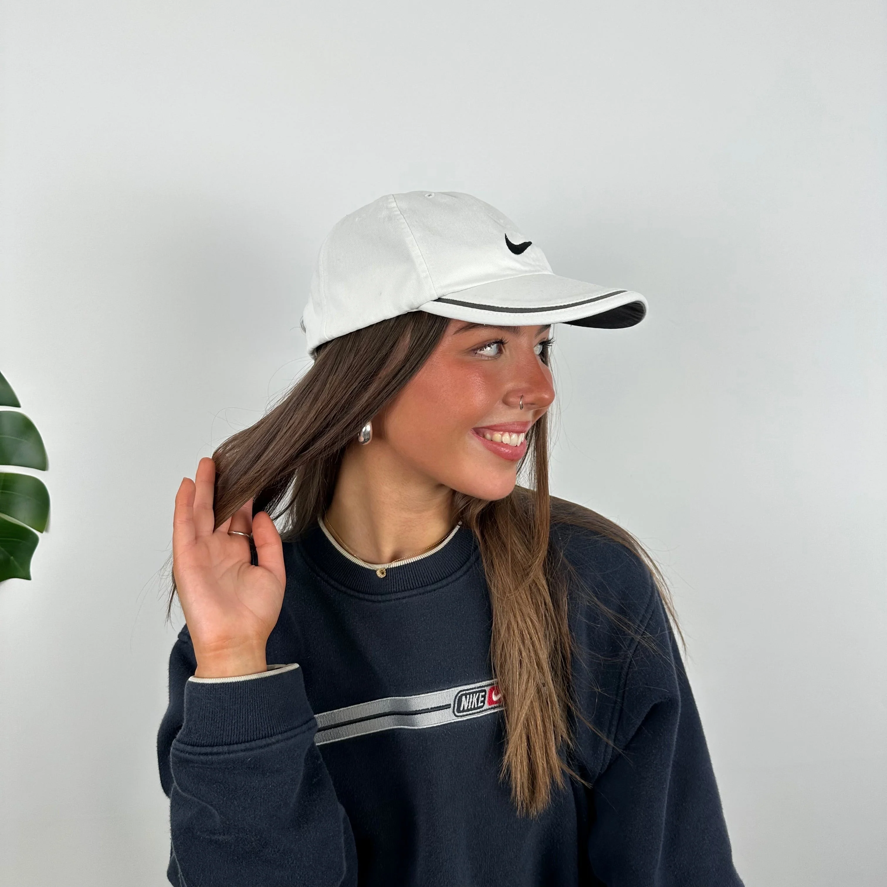 Nike RARE White Embroidered Swoosh Cap - Image 4