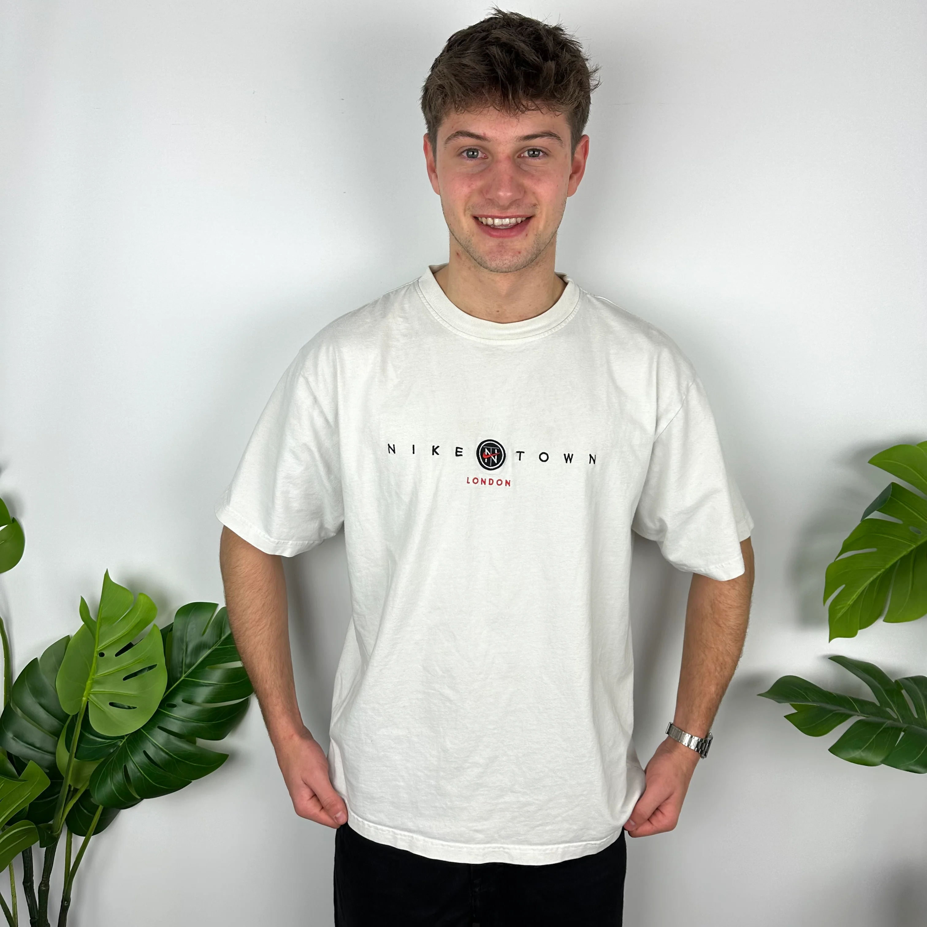 Nike Town London White Embroidered Spell Out T Shirt (L) - Image 5