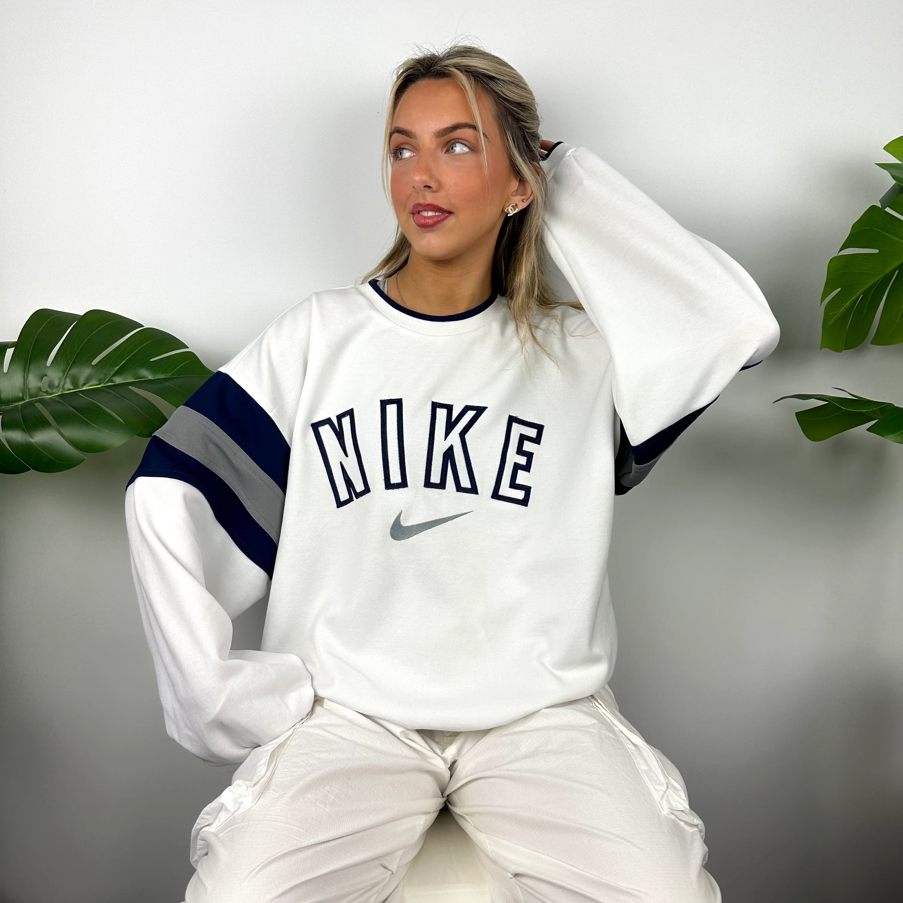 Nike White Embroidered Spell Out Sweatshirt (L) - Image 4