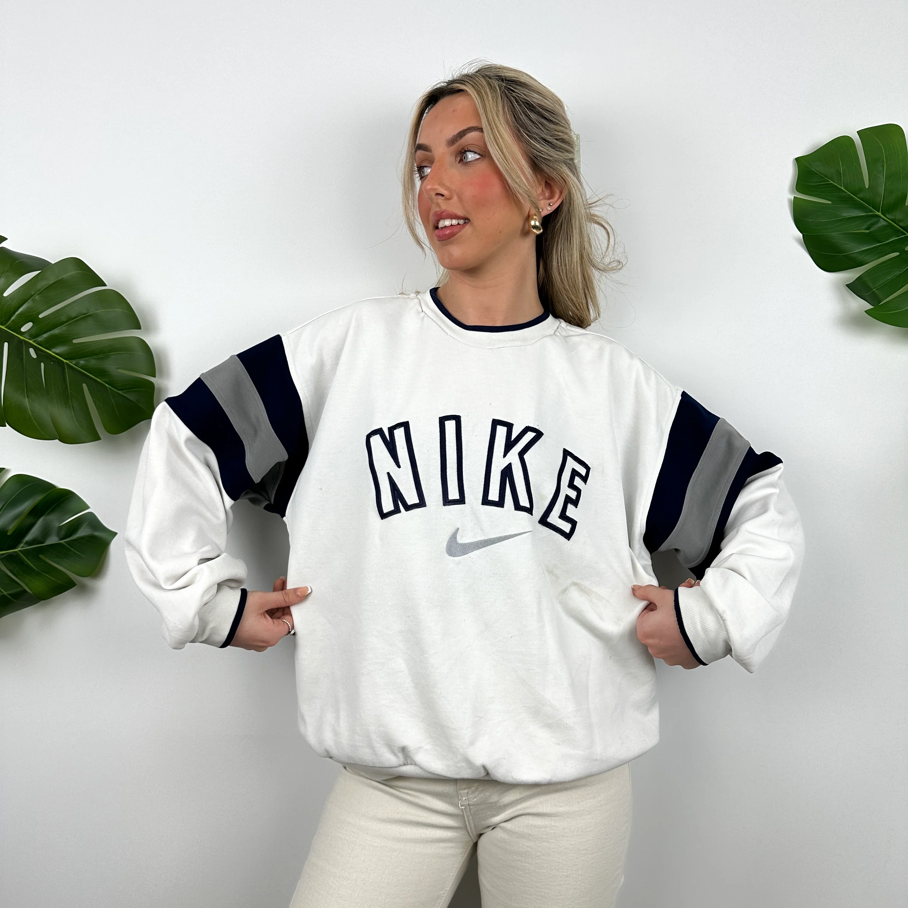 Nike White Embroidered Spell Out Sweatshirt (M) - Image 4