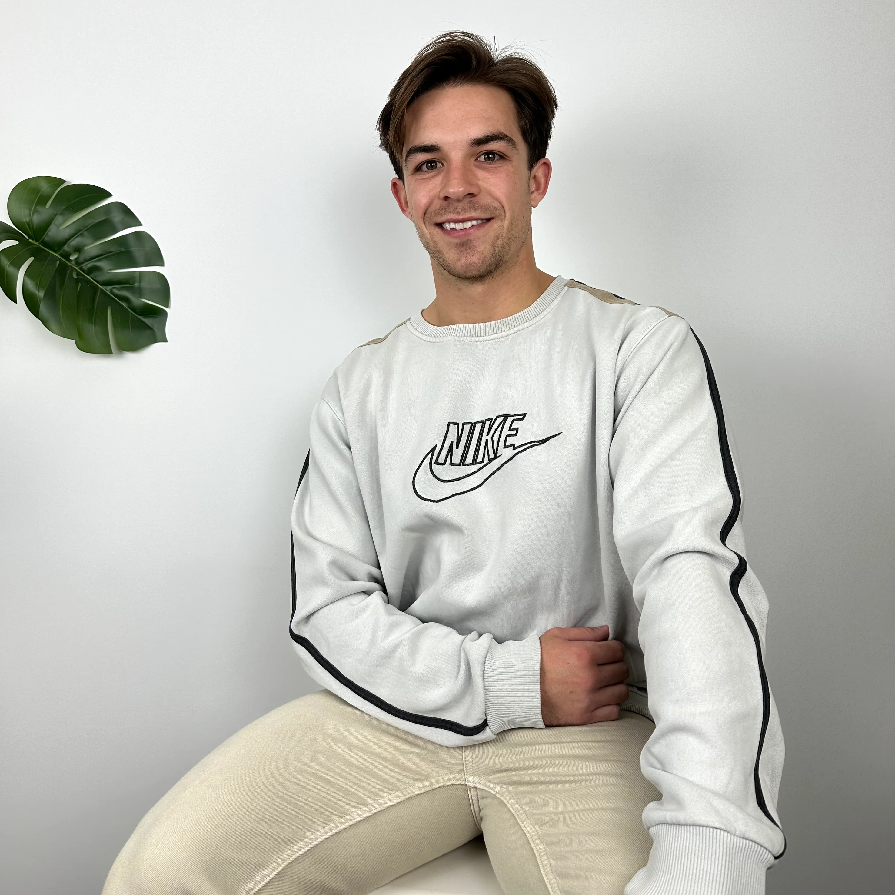 Nike White Embroidered Spell Out Sweatshirt (L) - Image 3