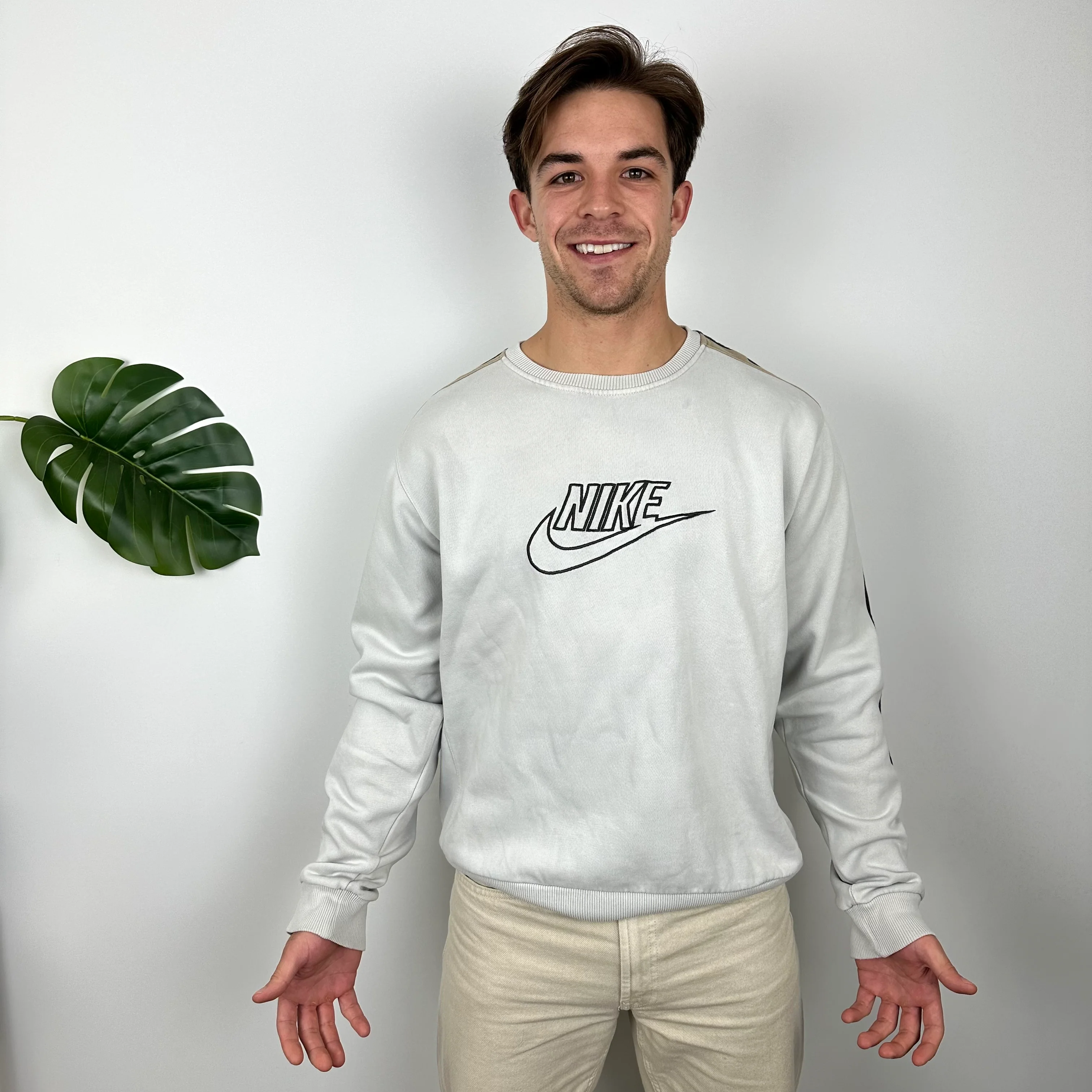 Nike White Embroidered Spell Out Sweatshirt (L) - Image 4