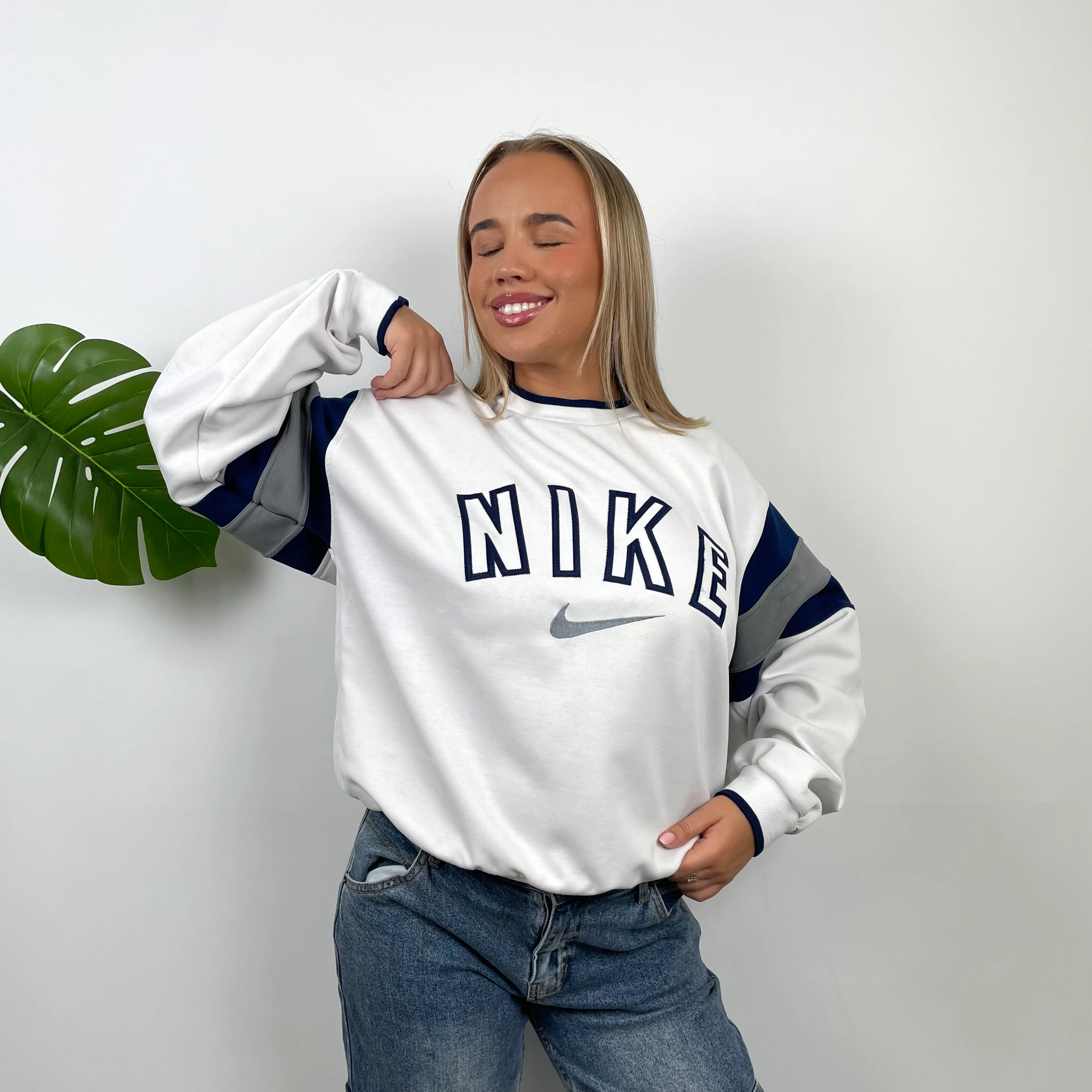 Nike White Embroidered Spell Out Sweatshirt (S) - Image 3