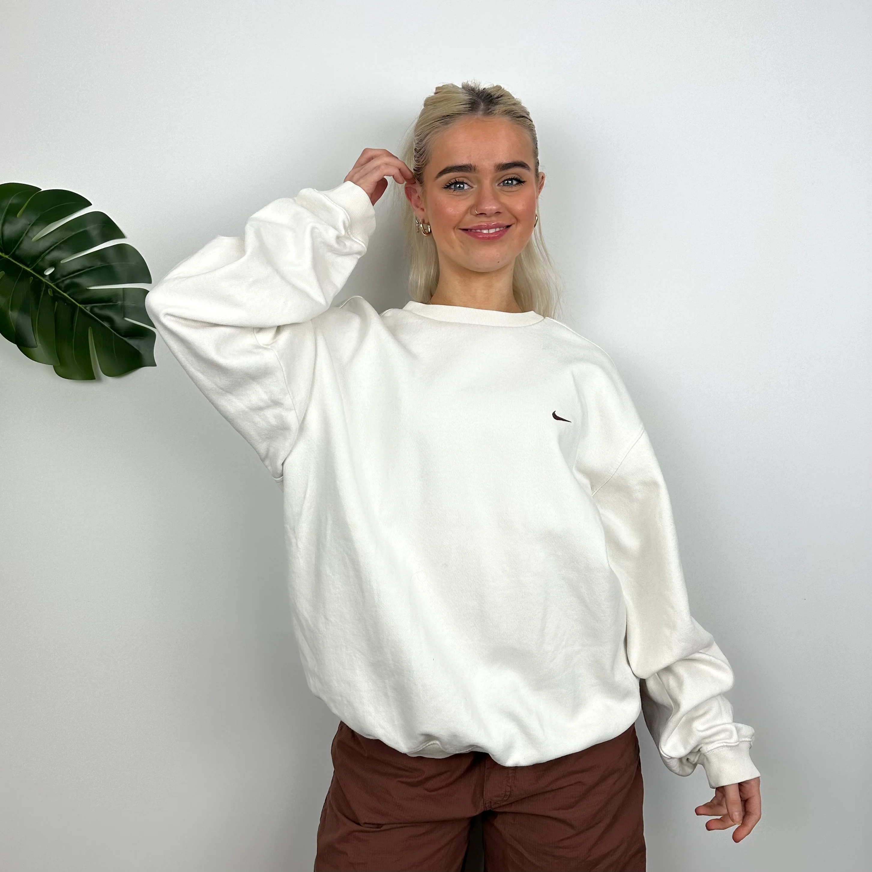 Nike White Embroidered Swoosh Sweatshirt (L) - Image 3