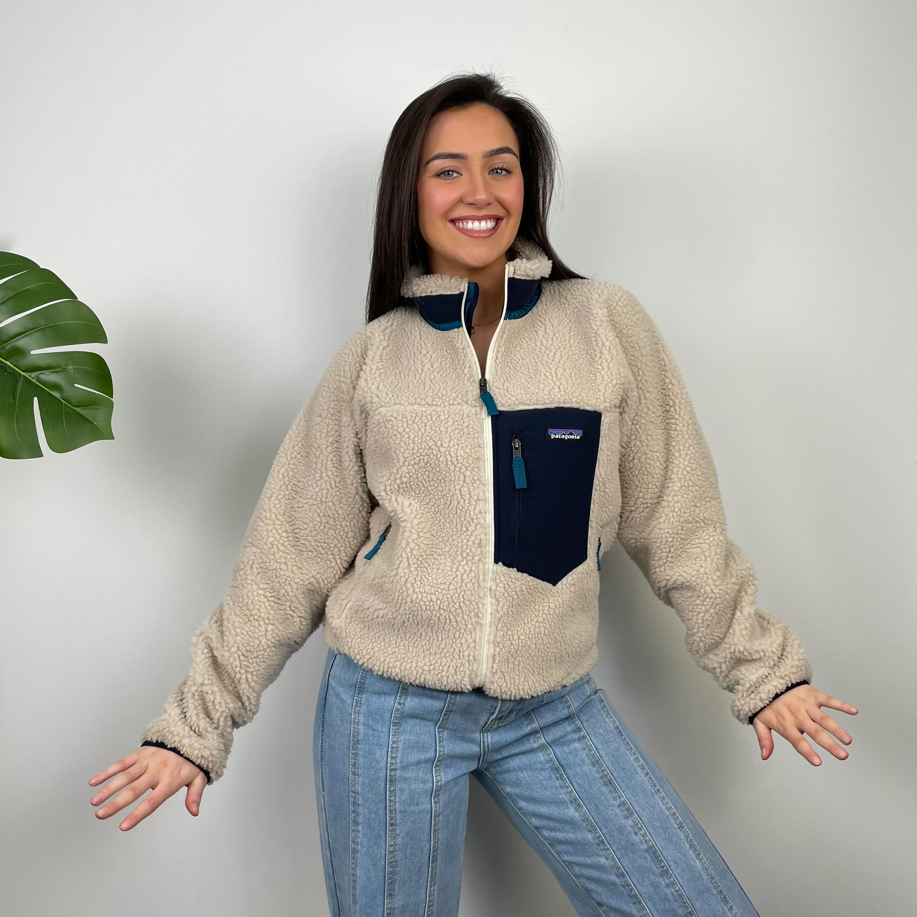 Patagonia Cream Embroidered Spell Out Teddy Bear Fleece Zip Up (M) - Image 3