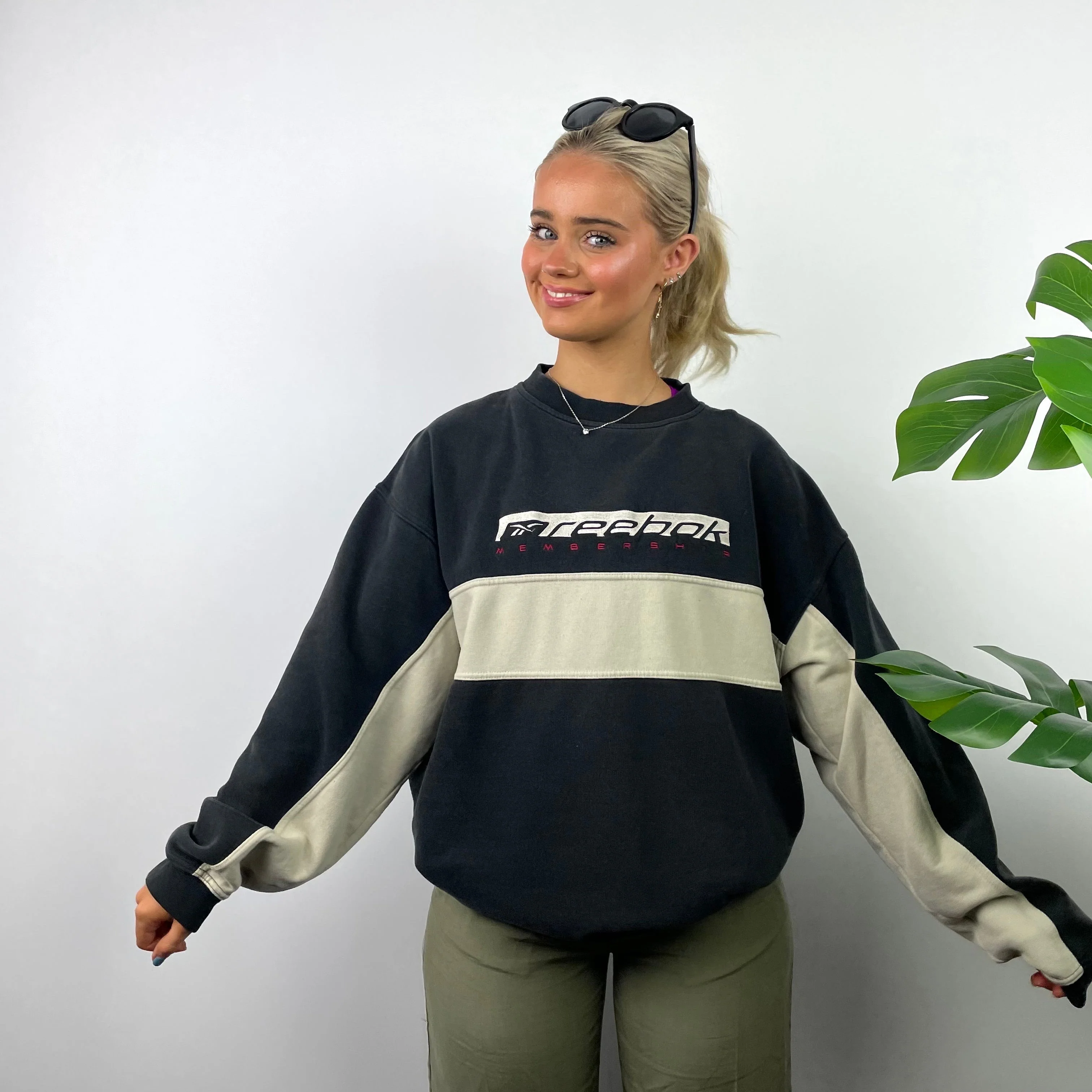 Reebok Membership RARE Black and Cream Embroidered Spell Out Sweatshirt (L) - Image 3