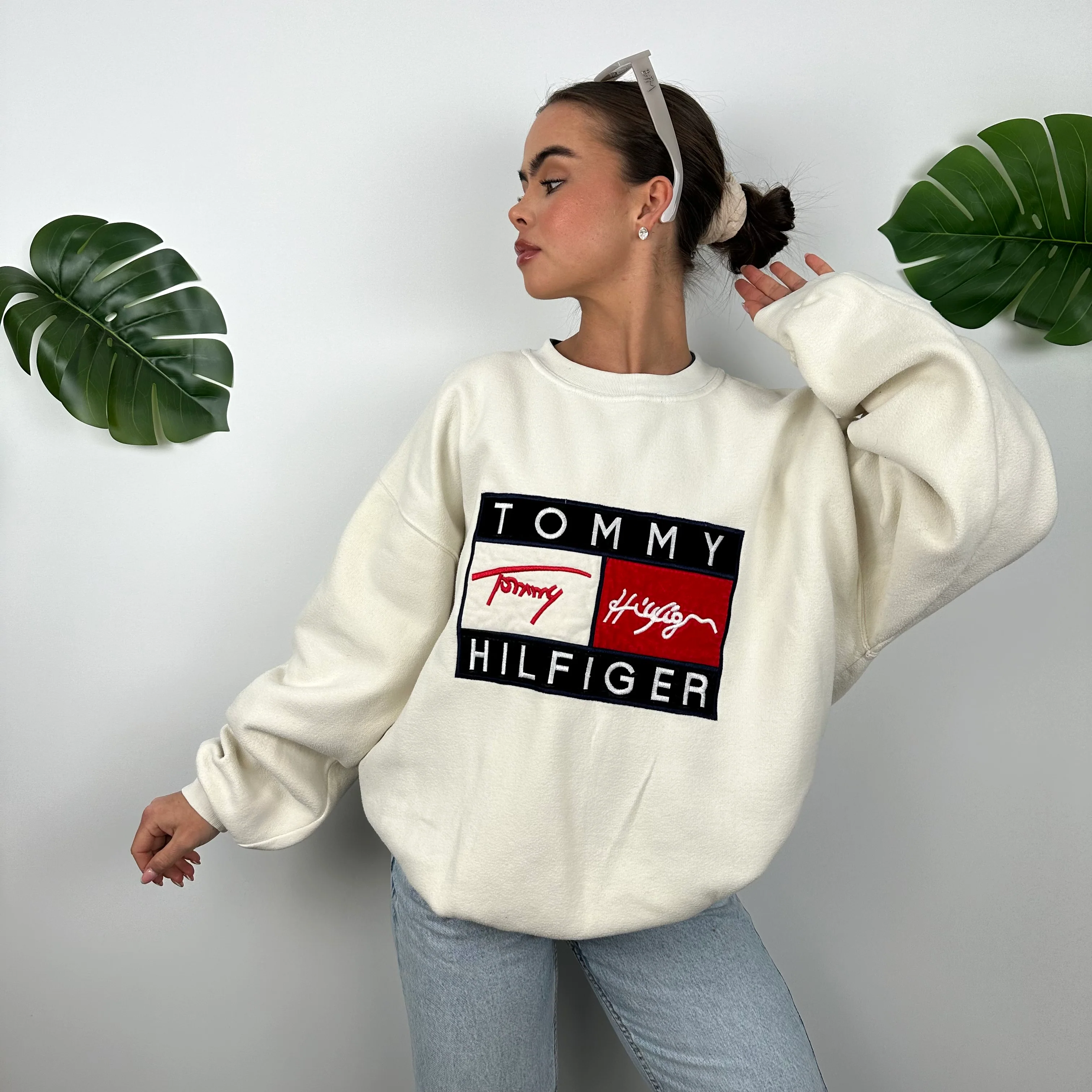 Tommy Hilfiger RARE Cream Embroidered Spell Out Sweatshirt (XL) - Image 3