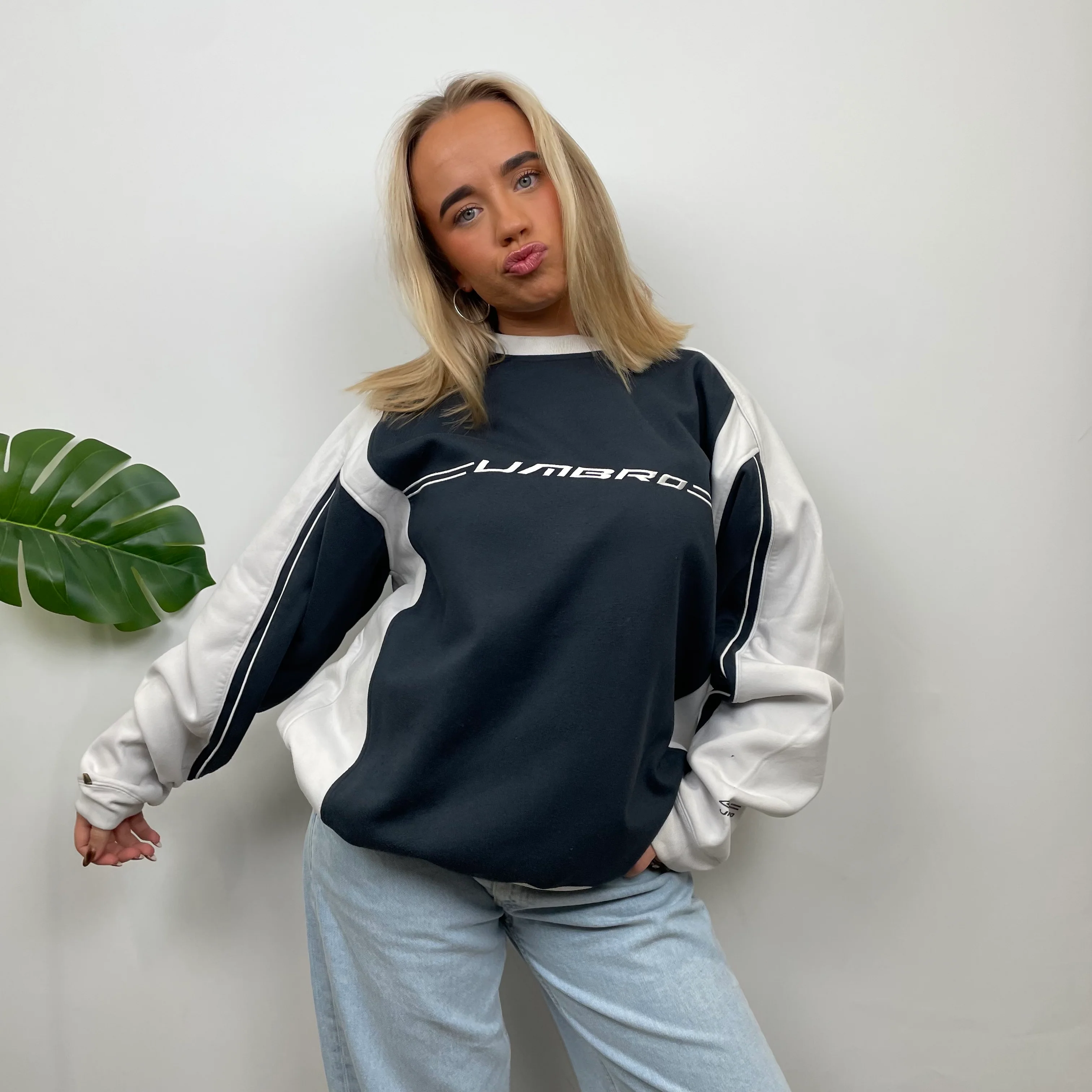 Umbro Black Embroidered Spell Out Sweatshirt (L) - Image 6