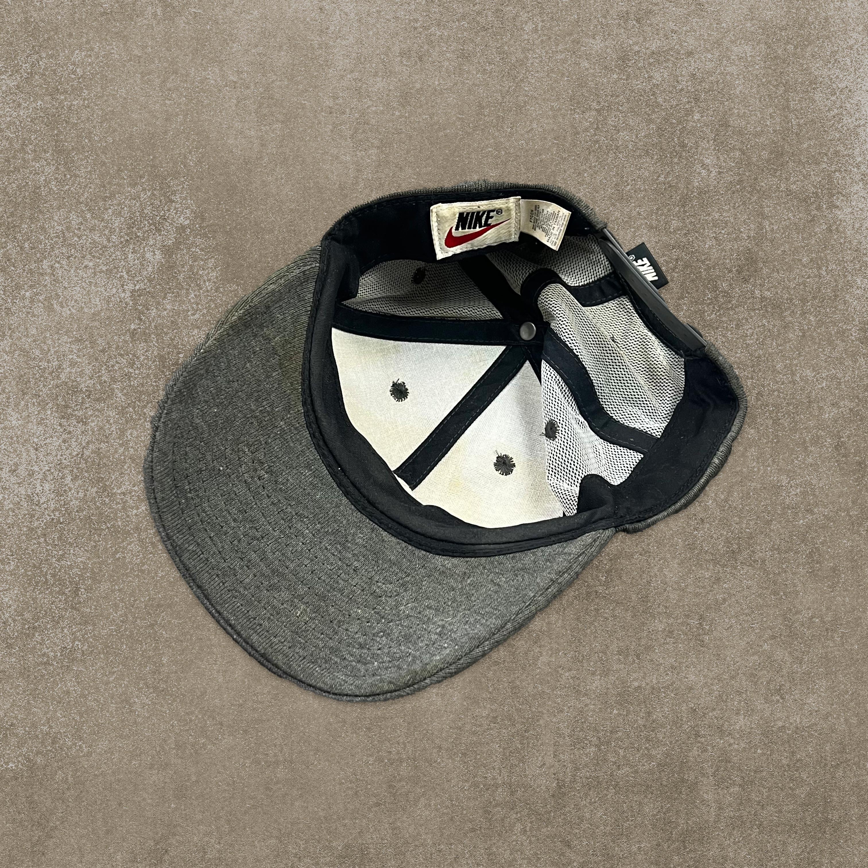 Nike RARE Grey Embroidered Swoosh Cap - Image 4