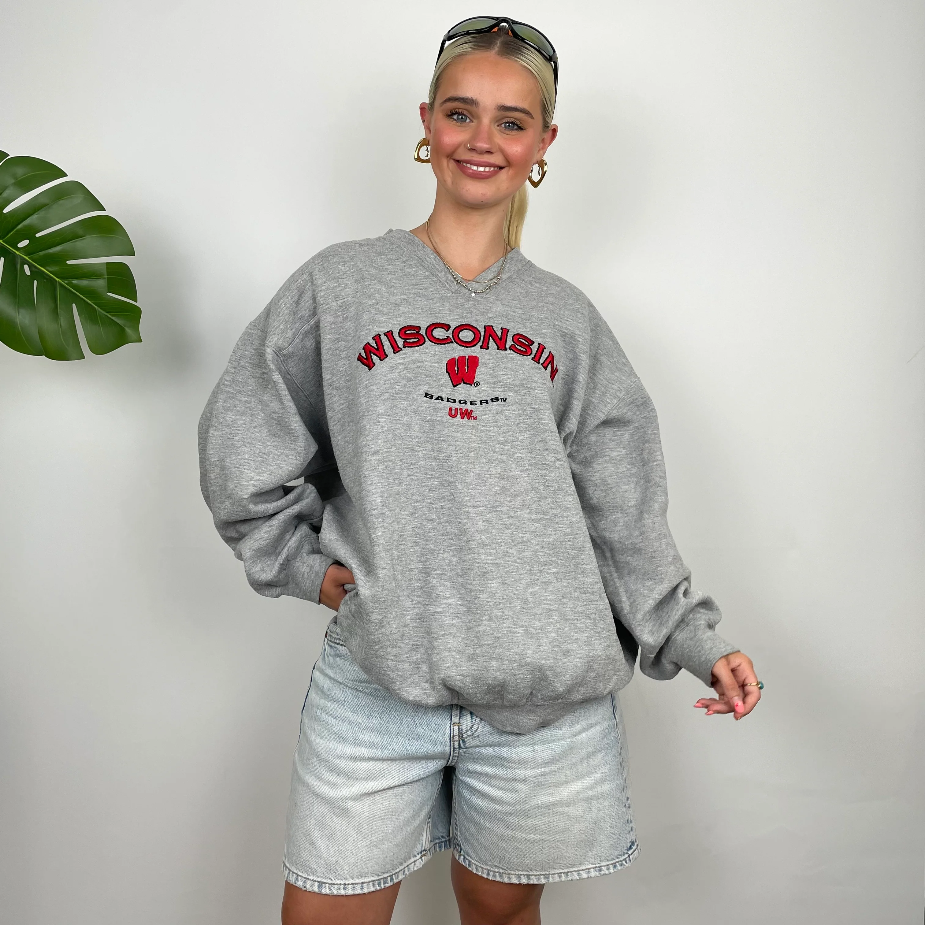 Wisconsin Badgers USA College Grey Embroidered Spell Out Sweatshirt (M) - Image 5